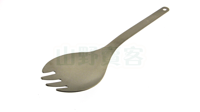 鈦金屬多功能匙叉， Snowpeak　的匙叉齒痕特別深，更方便叉取食物，汲取湯汁的優良弧度， 輕鬆切割柔軟的食物。